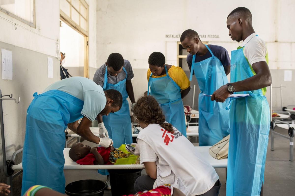 Un médecin MSF évalue l'état de santé d'un enfant affecté par le choléra dans un centre de traitement. 2019 Mozambique.
© Pablo Garrigos/MSF