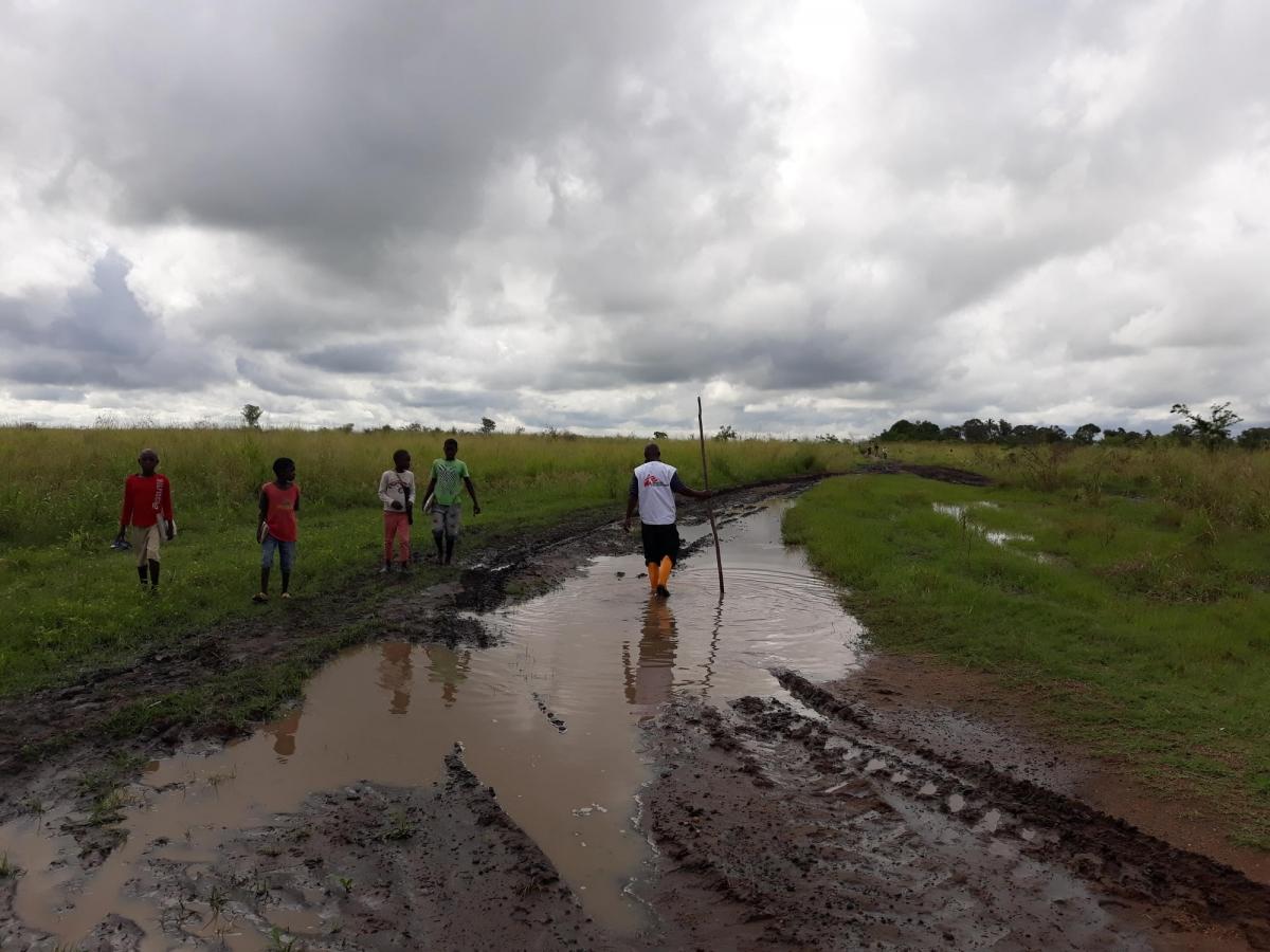 Dans le district de Nhampoca, les rivières sont sorties de leurs lits. Un mois après le passage du cyclone, les eaux n'avaient pas encore reflué. Mozambique. 2019.
 © Ana Nery/MSF