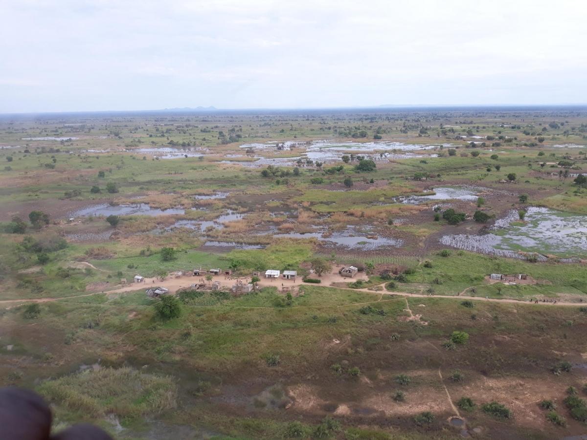 Une équipe MSF survole Nhampoca afin d'évaluer les besoins des villages encore isolés.
 © Ana Nery/MSF