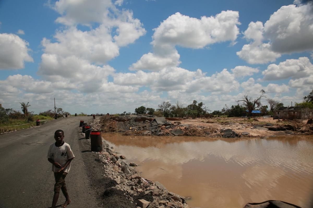 Un enfant passe sur une route détruite entre Nhamatanda et Tica. Mozambique. 2019.
 © Mohammad Ghannam/MSF