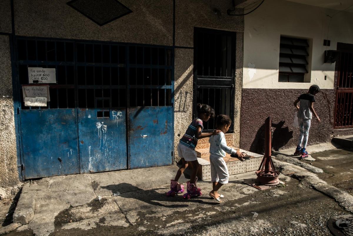 Des enfants jouent dans les rues du district de Petare, Caracas.&nbsp;
 © Marta Soszynska/MSF