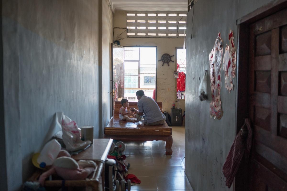 Père de trois enfants, Din Savorn, 50 ans, vit à Phnom Penh, au Cambodge. Son infection par le VHC a été diagnostiquée en 1999. 
 © Todd Brown
