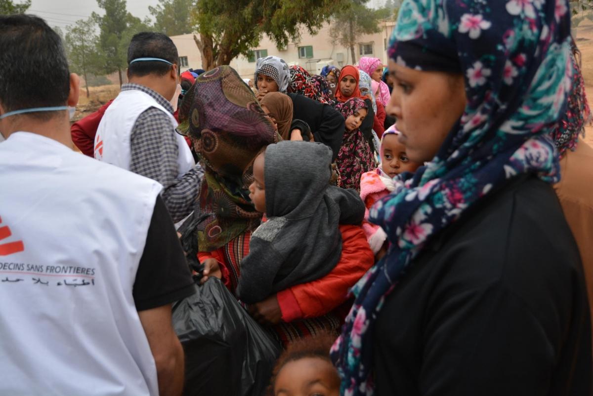 Distribution alimentaire, centre de détention de Zintan, Libye, juin 2019.
 © Jérôme Tubiana/MSF
