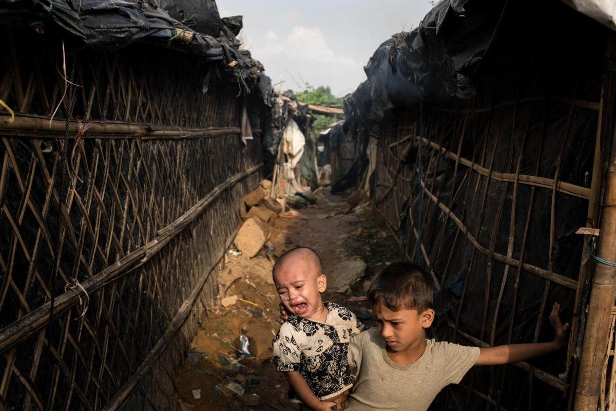 Des enfants jouent dans le camp de Kutupalong, dans le district de Cox’s Bazar, au Bangladesh.
 © Robin Hammond/NOOR