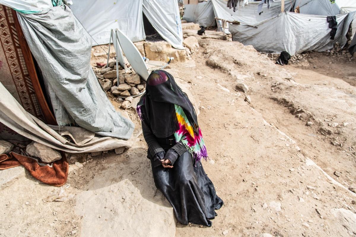 Portrait de Fatima, devant sa tente dans le camp de Dahadh, avril 2019. 
 © Agnes Varraine-Leca/MSF