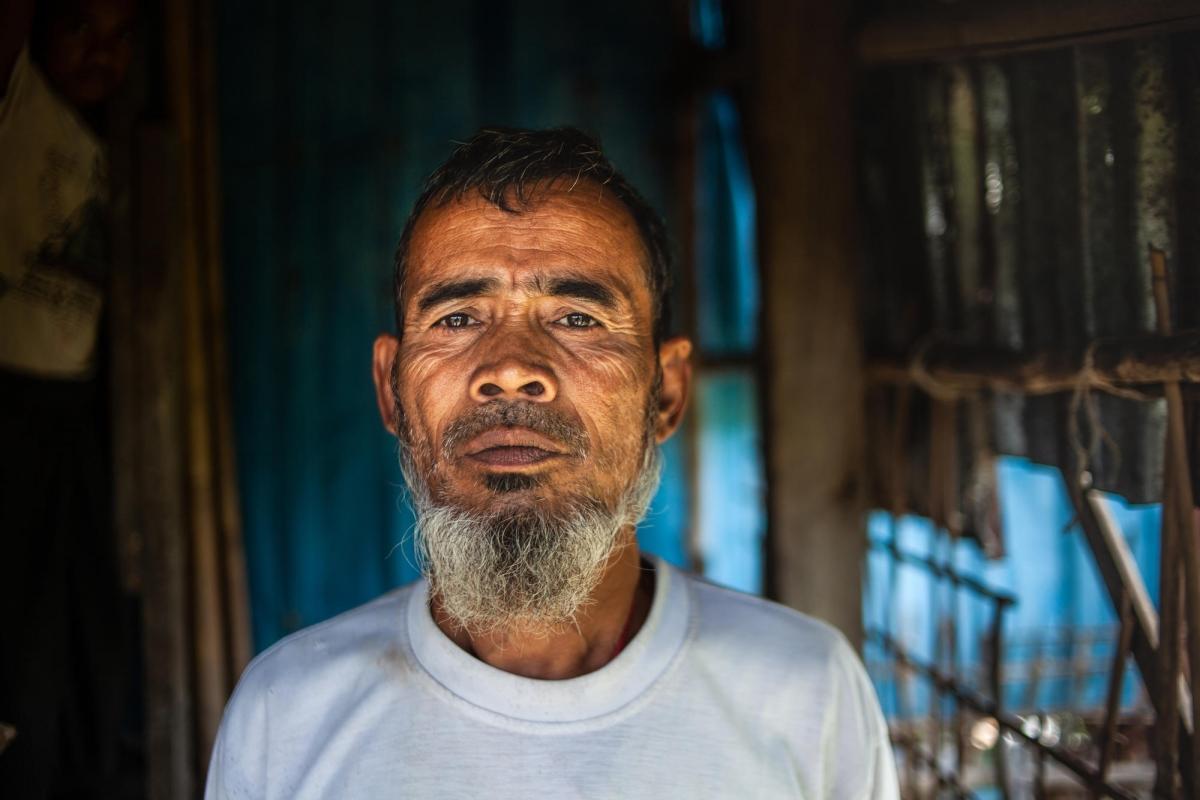 Portrait de Suleiman, à l'entrée de sa maison dans le village de Nget Chaung au Myanmar. 
 © Scott Hamilton/MSF
