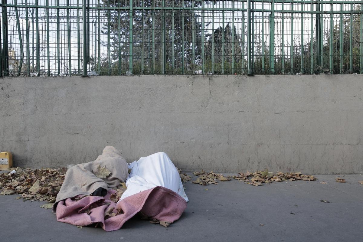 Des réfugiés dorment sur un trottoir à la Porte de la Chapelle. 
 © Antoine Kremer/MSF