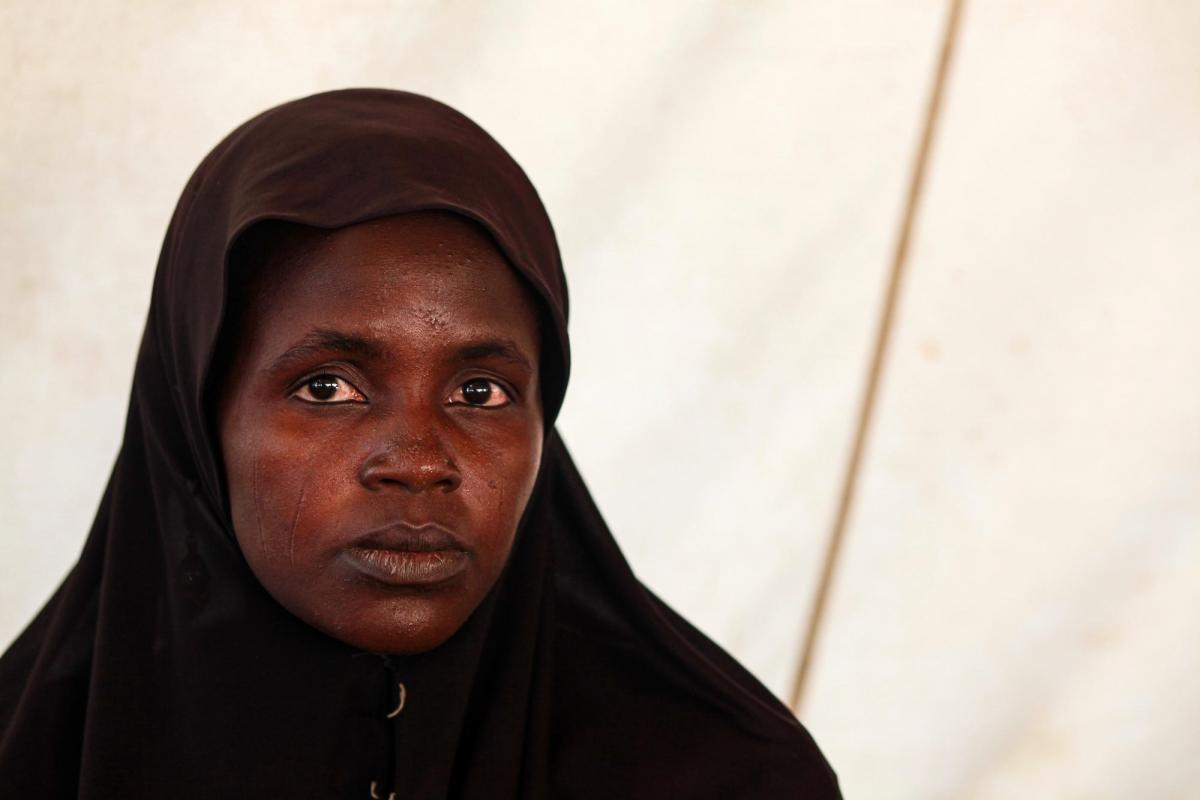 Cheffe de file des femmes, Famata vit dans le camp de déplacés de Bama. Elle est la première porte d'entrée pour les femmes qui ont subi des mauvais traitements ou sont tombées malades dans le camp.
 © Scott Hamilton/MSF