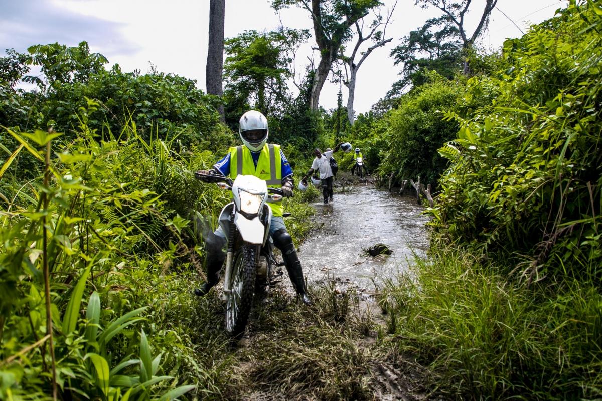 Province du Kasaï, République démocratique du Congo. Une équipe MSF de sensibilisation tente, au milieu de la brousse, d'atteindre le dernier centre de santé de la zone de Lungonzo afin d'apporter des vaccins et être en mesure de prévenir la population de cas de rougeole.
 © Pablo Garrigos/MSF
