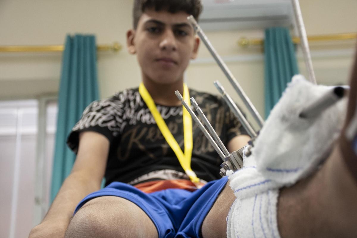 Kadhim Dhaygham, 16 ans, effectue une séance de physiothérapie au centre de réhabilitation médicale de Bagdad, ouvert par MSF en 2017. Kadhim a été blessé le 27 octobre lorsqu'une cartouche de gaz lacrymogène lui a cogné la jambe lors d'une manifestation à Bagdad.
 © Nabil Salih/MSF