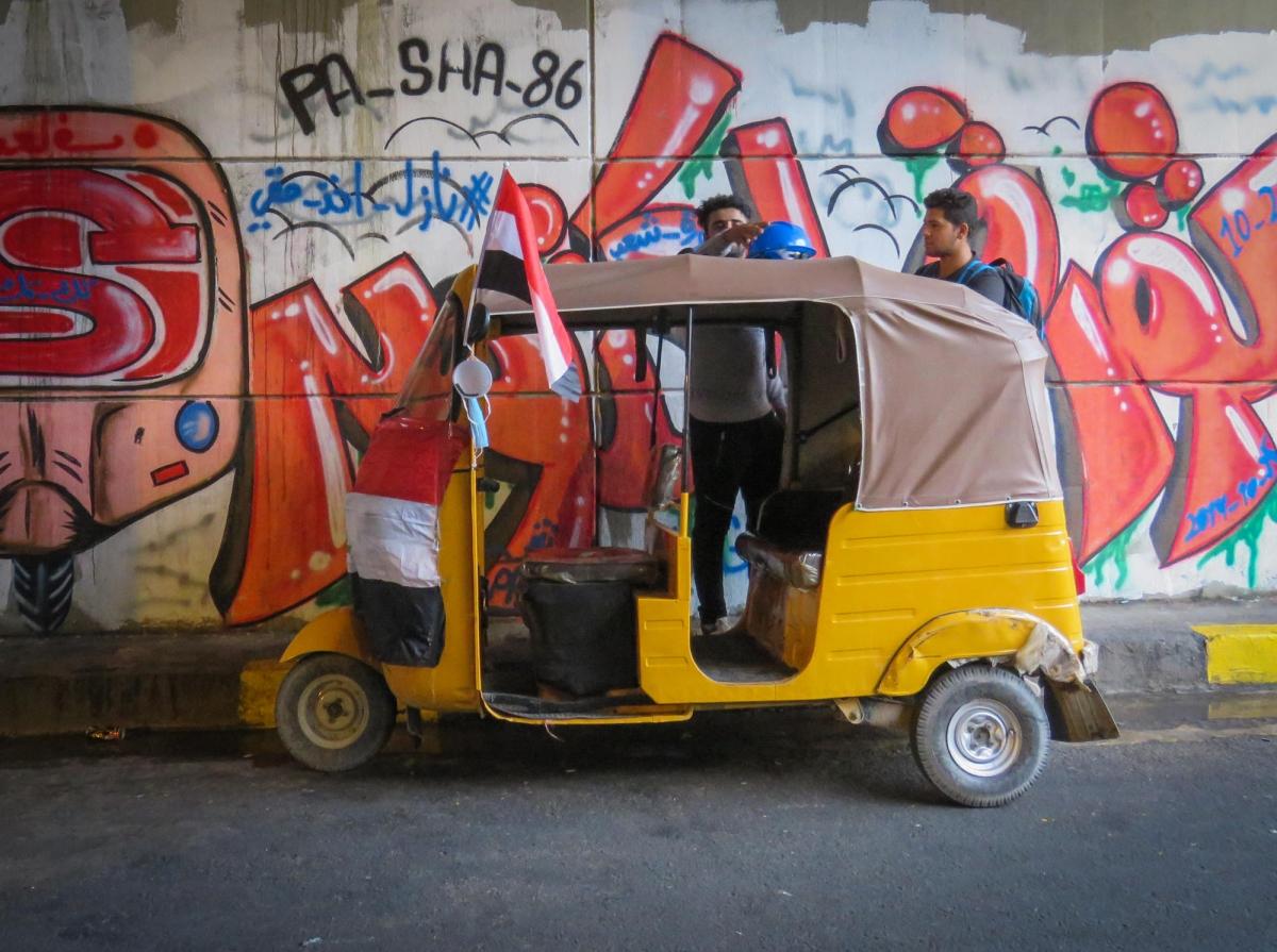 Lorsque la réponse aux manifestations est devenue violente, les tuk-tuks ont commencé à transporter les manifestants blessés vers les hôpitaux et sont devenus les « ambulances de la nation ».
 © Nabil Salih/MSF