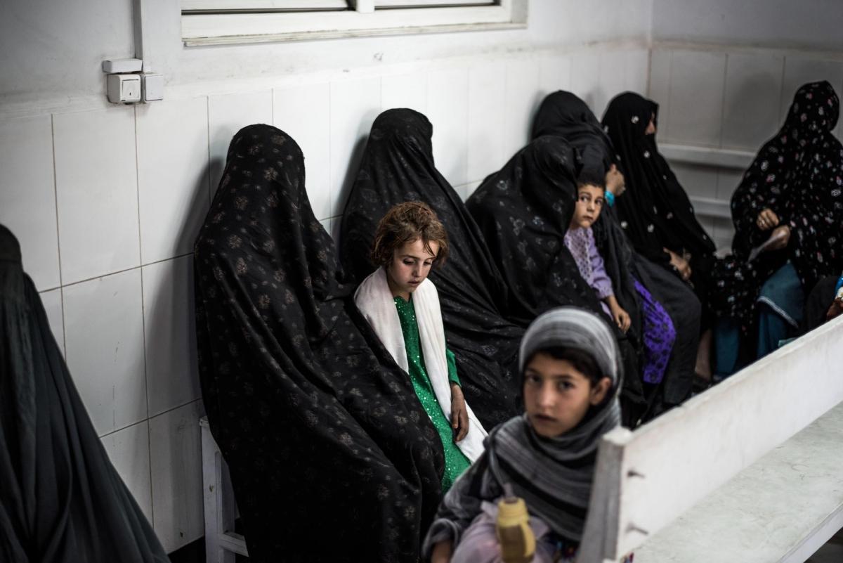 Des femmes sont assises dans la salle d'attente des urgences de l'hôpital Boost, Lashkar Gah, Helmand, Afghanistan.
 © Kadir Van Lohuizen/Noor