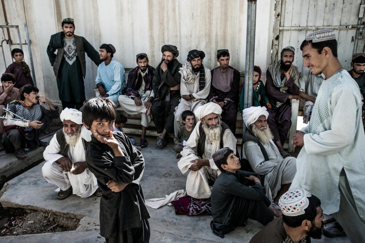 Des hommes attendent devant le service d'hospitalisation de l'hôpital Boost de la ville de Lashkar Gah, Helmand, Afghanistan.
 © Kadir Van Lohuizen/Noor