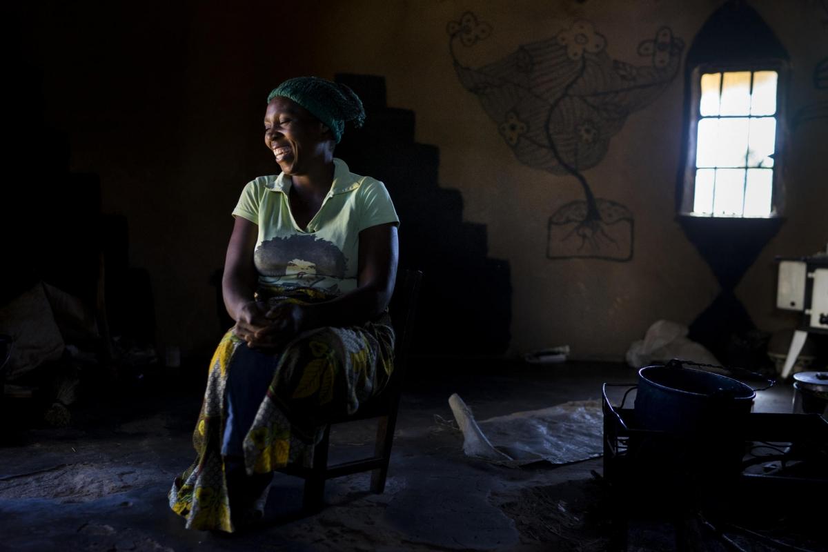 Beauty, 36 ans, est suivie à l'hôpital d'Harare, au Zimbabwe, pour son cancer du col de l'utérus. Témoignage recueilli en mars 2017.  
« Quand j'ai rencontré Charles il y a six ans, je lui ai dit que je vivais avec le VIH et que j'avais trois enfants, mais il voulait quand même m'épouser ! Nous voulions désespérément avoir un enfant ensemble. Il y a sept ans, j'ai perdu ma sœur aînée d'un cancer du col de l'utérus et je craignais que cela ne m'arrive également. En septembre 2015, j'ai eu mal à l'abdomen. J'ai entendu un ami parler du dépistage à l'hôpital rural de Gutu, alors j'y suis allée. Les résultats des tests ont montré que j'avais des lésions qui ne pouvaient pas être traitées à la clinique locale. MSF m'a emmené à l'hôpital de Newlands à Harare. Là-bas, on m'a informé que ma situation était grave et on m'a conseillé de retirer l'utérus. Mais moins d'un mois après, j'ai découvert que j'étais enceinte. Nous voulions tous les deux un enfant, mais mon mari était déchiré parce qu'il ne voulait pas me perdre. Tout au long de ma grossesse, j'ai subi des examens réguliers et le médecin a programmé une césarienne pour éviter tout risque. Notre bébé a maintenant deux semaines et nous sommes tous les deux si heureux. On m’a conseillé de passer un autre test pour le cancer du col de l’utérus six semaines après mon accouchement. Maintenant que nous avons réussi à avoir un enfant, ça ne me dérange pas qu'on fasse une hystérectomie. »
 © Melanie Wenger/COSMOS