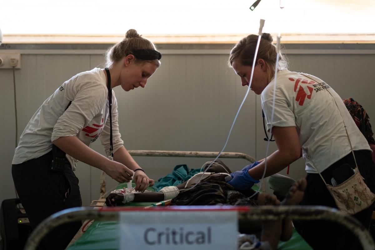 Suzanne Doeland et Mariel Selter évaluent l'état de Nyaduoth, 10 ans, arrivée aux urgences de l'hôpital MSF situé dans le site de protection des civils de Bentiu. Nyaduoth a subi plusieurs blessures au couteau et a été transféré à Bentiu pour être opéré.
 © Gabriele François Casini/MSF