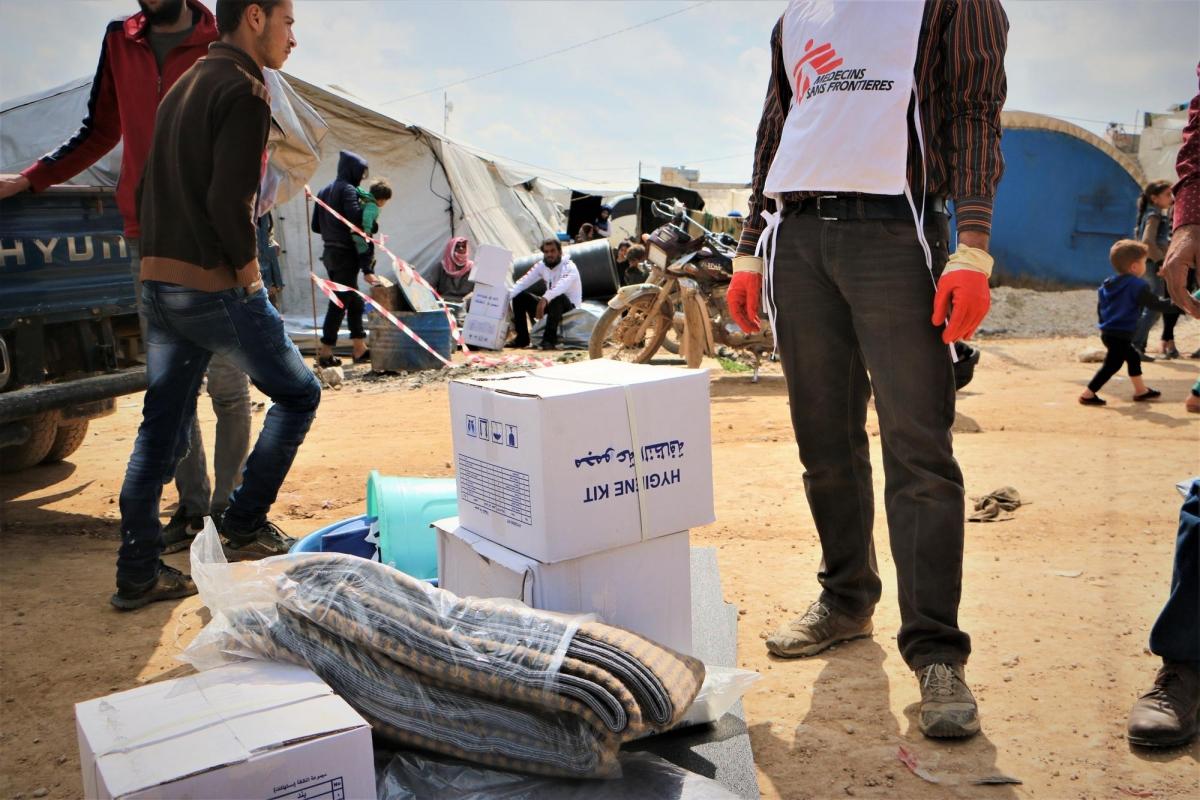Les équipes MSF distribuent des tentes et des biens de première nécessité dans le campement d'Abo Obeidah. Mars 2020. Syrie. 
 © Abdul Majeed Al Qareh