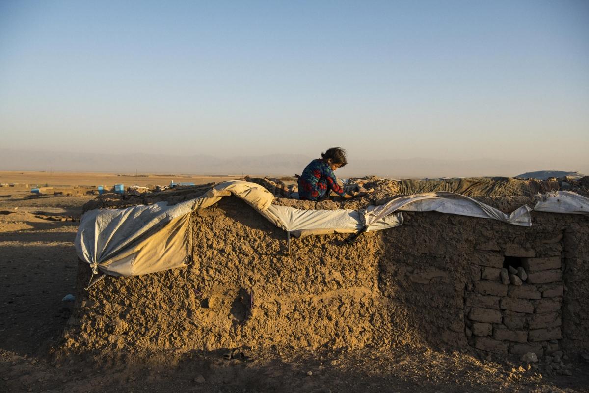 Camp de déplacés de Shahrak-é-Sabz, en périphérie de la ville d'Hérat, Afghanistan, août 2019. Une jeune fille s'isole sur le « toit » d'une maison.
 © Andrew Quilty