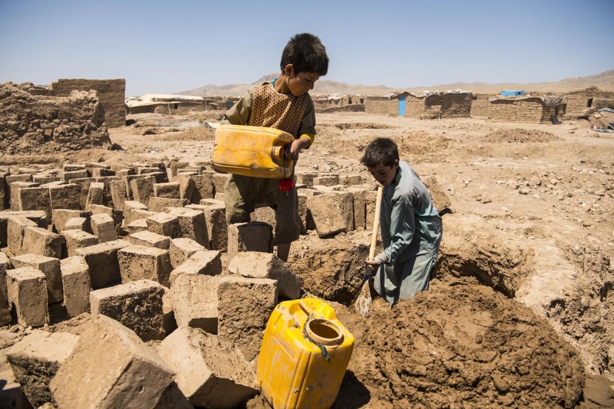 Camp de déplacés de Shahrak-é-Sabz, en périphérie de la ville d'Hérat, Afghanistan, août 2019. De jeunes garçons fabriquent des briques en terre crue. 
 
 © Andrew Quilty