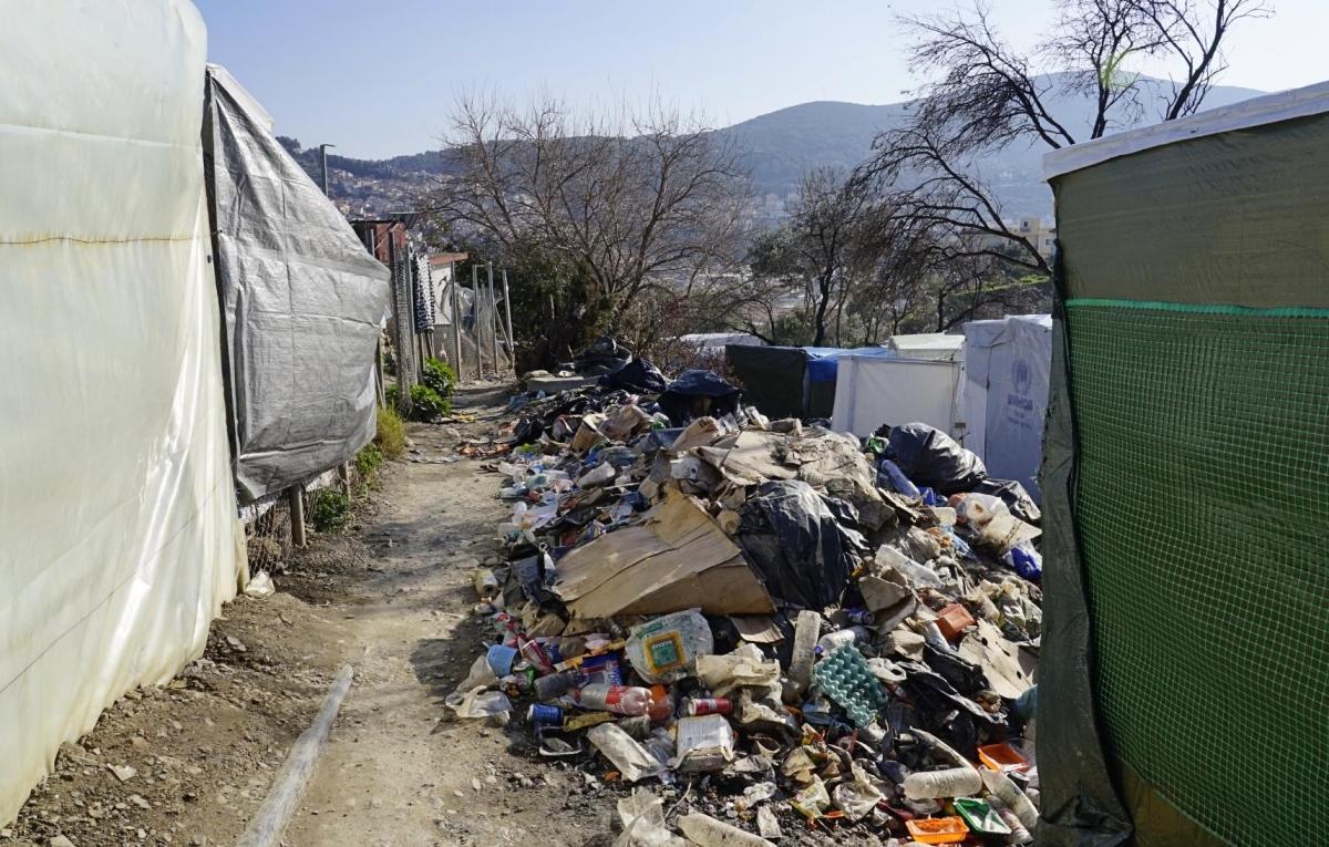 Vue de la jungle, la partie non-officielle du camp de Samos. Ses allées de tentes et de déchets.
 © MSF/Dora Vangi