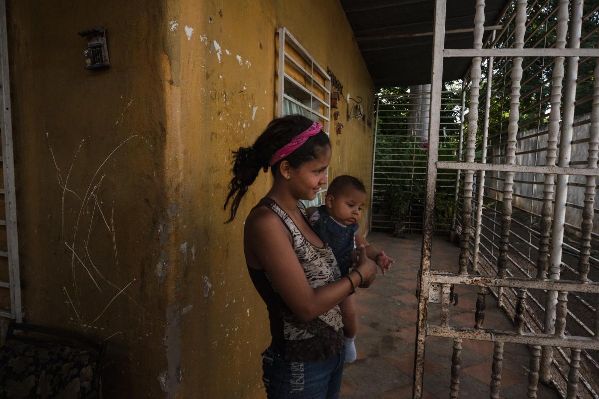 Veronica vit au sein de la communauté “La Quebrada”, avec sa grand-mère et son bébé de 4 mois.
© Adriana Loureiro Fernandez/MSF