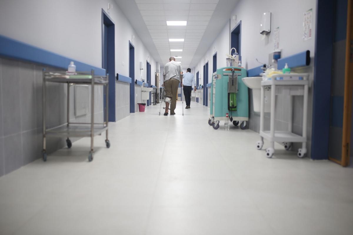 Un patient déambule dans les couloirs de la nouvelle unité chirurgicale de MSF à l'hôpital Nasser de Khan Younès, Gaza, août 2020.
© Lyad Alasttal/MSF
