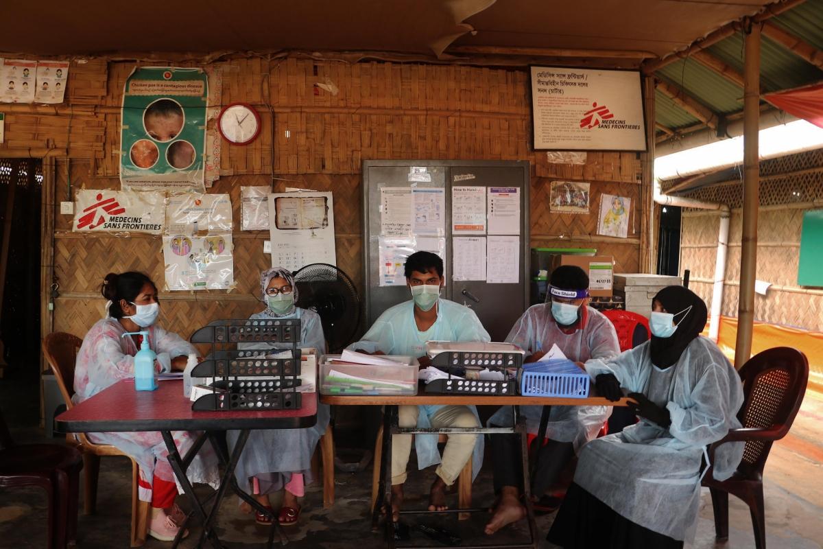 Le personnel médical MSF dans la salle d’attente des urgences de son hôpital de Goyalmara à Cox’s Bazar.
 © Hasnat Sohan/MSF
