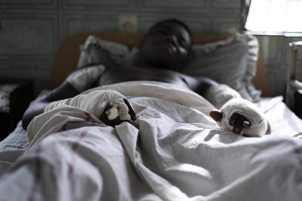  Paul sur son lit d'hôpital.
 © Albert Masias/MSF