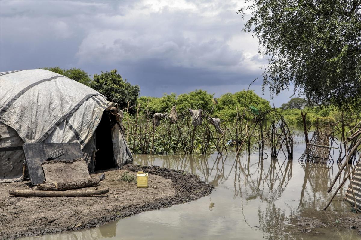 Une maison inondée à Lanyeri payam. Une clinique mobile MSF apporte des soins médicaux dans les zones rendues inaccessibles suite aux inondations. 10 septembre 2020.
 © Tetiana Gaviuk/MSF