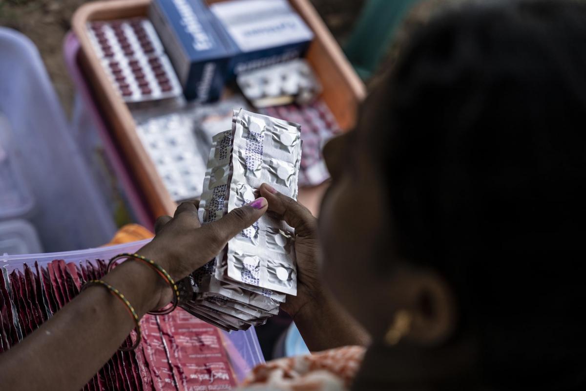Une pharmacienne déballe les médicaments contre la tuberculose lors d'une clinique mobile. Le traitement de la TB-MDR comporte la prise d’environ 14 000 comprimés sur une période pouvant allant jusqu'à deux ans. Septembre 2019. 
 © Tadeu Andre/MSF