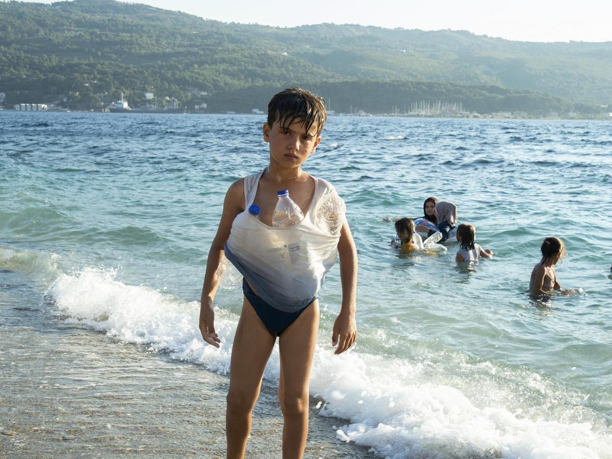 Un jeune réfugié Syrien au bord de la mer à Samos.
 © Enri Canaj / Magnum Photos for MSF