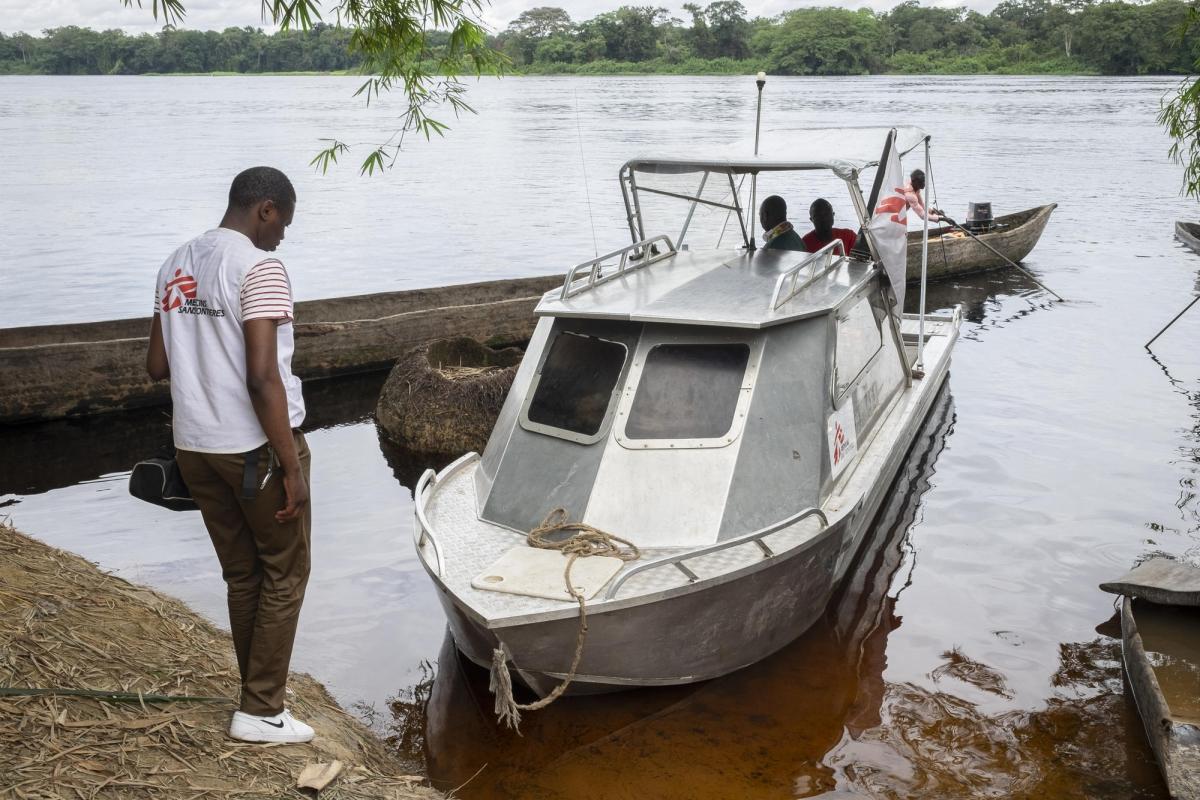 Dans ces régions reculées de dense forêt, difficiles d’accès, la navigation sur le fleuve Congo reste le moyen de transport privilégié par les équipes MSF pour atteindre les centres de santé de l'Equateur, cette province fluviale desservie par de nombreux cours d’eau. Ikenge, Equateur, RDC, 22 octobre 2020.
 © Caroline Thirion/MSF