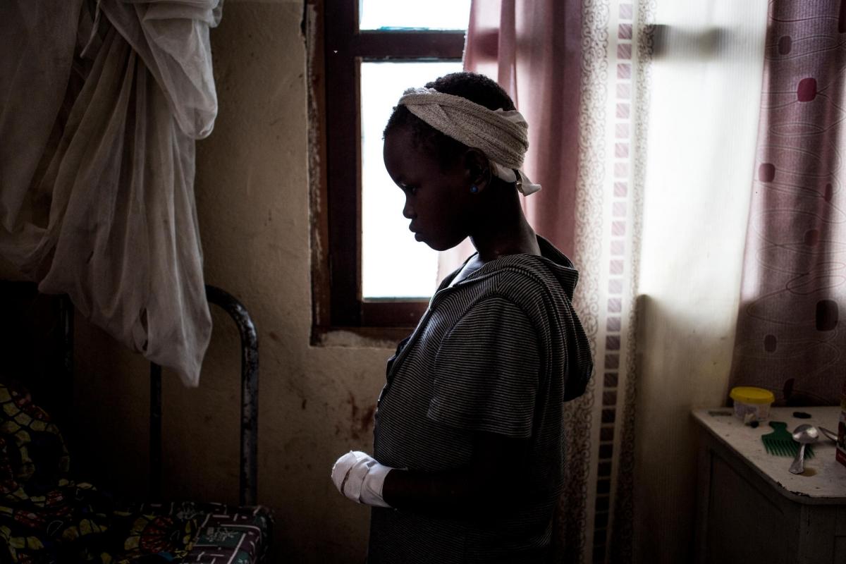 Mace-Grace, 11 ans, récupère dans une chambre d'hôpital, à Bunia. Elle a perdu sa mère, ses trois frères et sœurs et sa main gauche après une attaque contre son village. Mars 2018. 
 © John Wessels