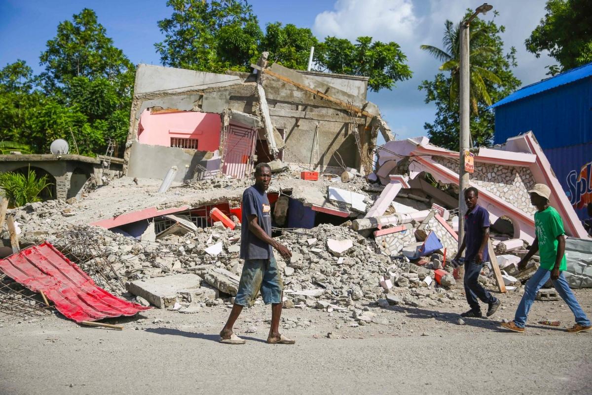 Maisons et bâtiments détruits dans les rues de la ville des Cayes. 
 © Steven Aristil