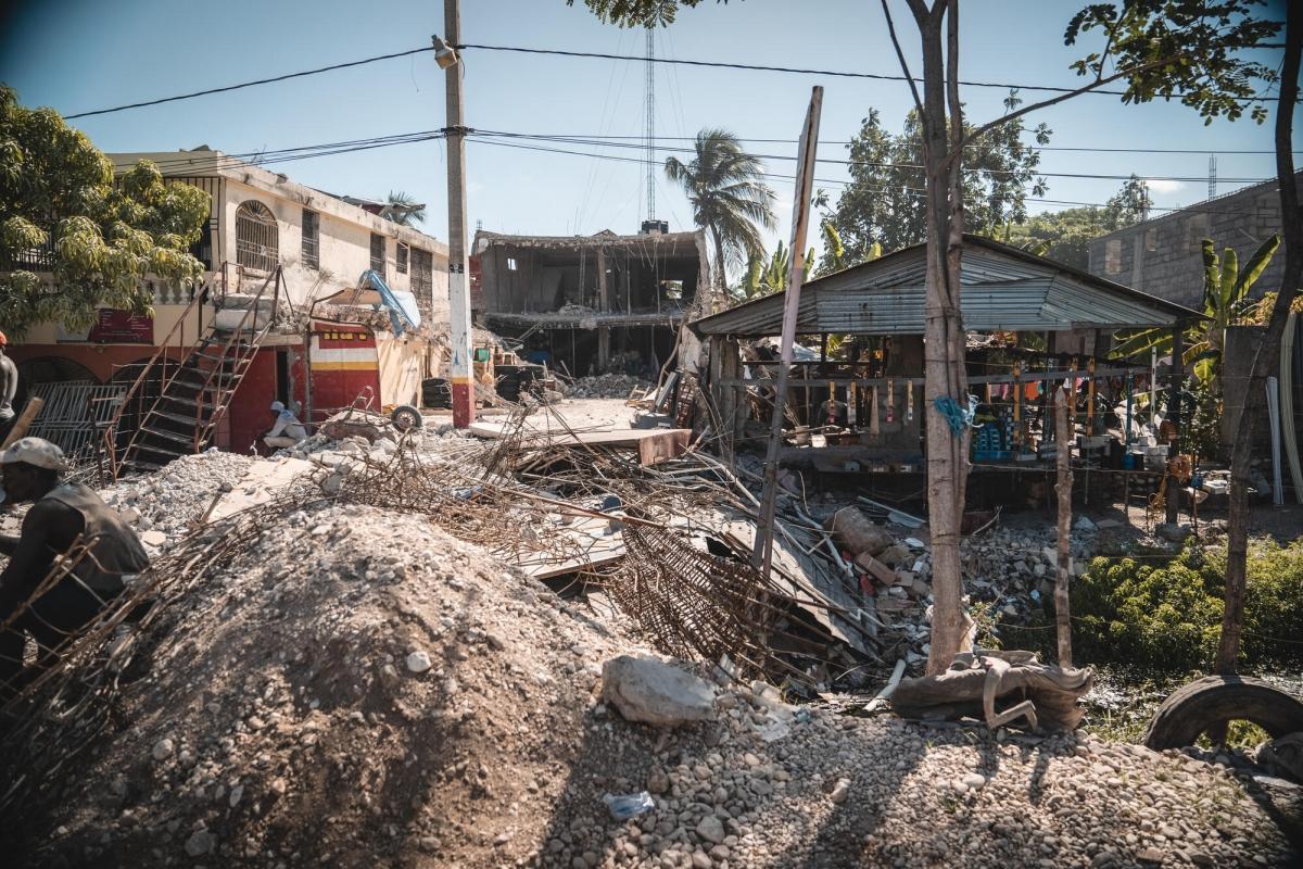 De nombreux bâtiments ont été détruits ou endommagés aux Cayes lors du séisme qui s'est produit le 14 août. Haïti. 2021.
 
 © Pierre Fromentin/MSF