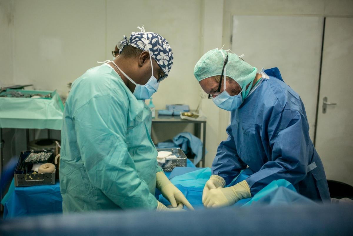 Deux chirurgiens effectuent une amputation à l'hôpital MSF de Tabarre. Haïti. 2020. 
 
 © Guillaume Binet/MYOP