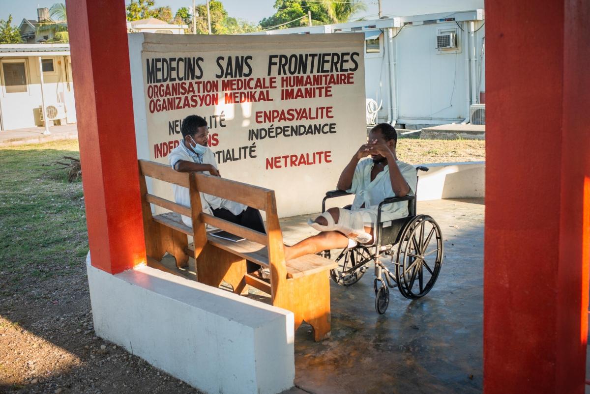 Un patient discute avec un psychiatre MSF dans le patio de l'hôpital de Tabarre. Haïti. 2020.
 
 © Guillaume Binet/MYOP