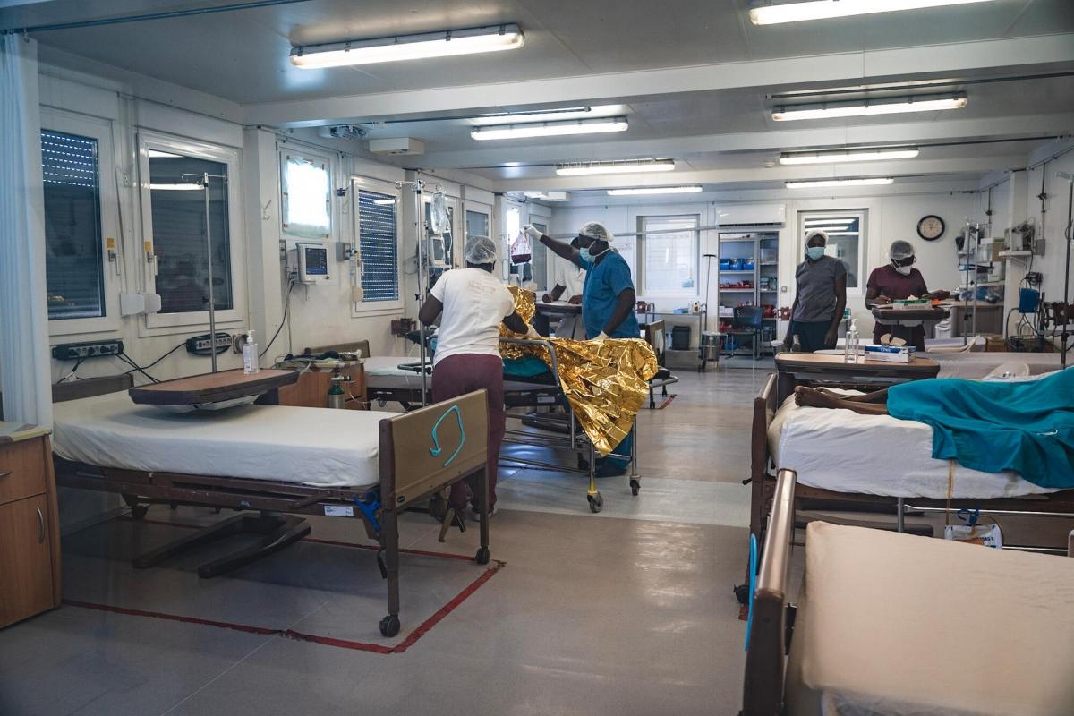 Un patient blessé par balle en cours de transfert vers le bloc opératoire de l'hôpital MSF de Tabarre. Port-au-Prince. Haïti. 2021.
 
 © Pierre Fromentin (MSF)/MSF