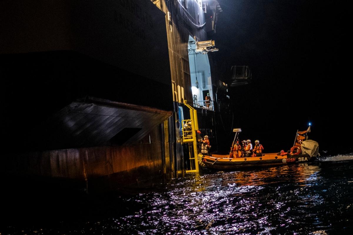 Transfert des personnes secourues lors de l'une des nombreuses opérations de sauvetage effectuées entre le 15 et le 16 novembre 2021. Mardi 16 novembre, à 3 heures du matin, le Geo Barents a secouru 62 personnes dans les eaux internationales libyennes. L'obscurité et l'état précaire du bateau ont rendu le sauvetage particulièrement difficile.
 © Virginie Nguyen Hoang/HUMA