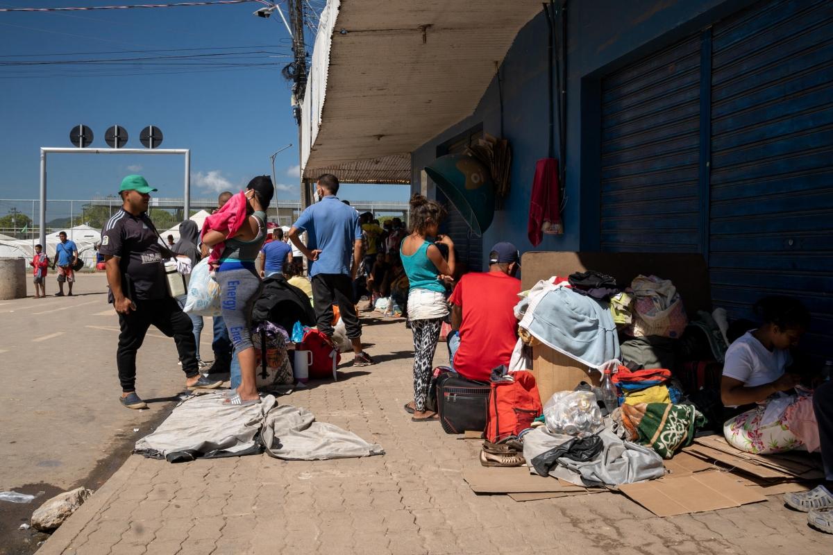 Des migrants venus du Venezuela font la queue devant les bureaux de l'immigration dans la ville de Pacaraima, au Brésil.
© Mariana Abdalla/MSF
