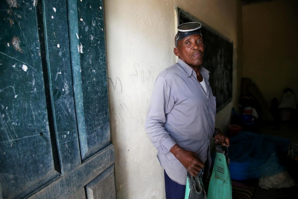 « J'ai 77 ans et je viens de Mocímboa da Praia. Pendant près de quatre décennies, j'ai été pêcheur. Les bons jours, je pouvais obtenir au moins dix livres de homard et du poisson aussi gros que mon bras. J'avais un bateau de quatre mètres de long pouvant accueillir 30 personnes. Grâce à l'argent gagné avec mon bateau, j'ai construit notre maison. Lorsque j'ai quitté Mocímboa en octobre 2020, j'ai trouvé refuge sur l'île d'Ibo pendant plusieurs mois. J'ai continué à pêcher comme j'ai pu jusqu'à ce qu'ils ne me laissent plus utiliser le bateau. Je suis retourné récemment à Mocímboa pour travailler au nettoyage de certaines parties de la ville, car de nombreuses infrastructures et bâtiments ont été affectés. Les gens veulent y vivre à nouveau, mais les autorités n'ont pas encore donné leur feu vert. C'est pourquoi je suis venu à Nanili il y a deux semaines, en attendant de pouvoir rentrer chez moi. Je reste dans cette école. J'ai apporté une partie de mon kit de pêche avec moi – palmes, masque et tuba. J'ai pratiquement tout perdu. La pêche, c'était ma vie et maintenant je ne sais plus quoi faire » raconte Ali Mamadi. 
 
 © Igor G. Barbero/MSF