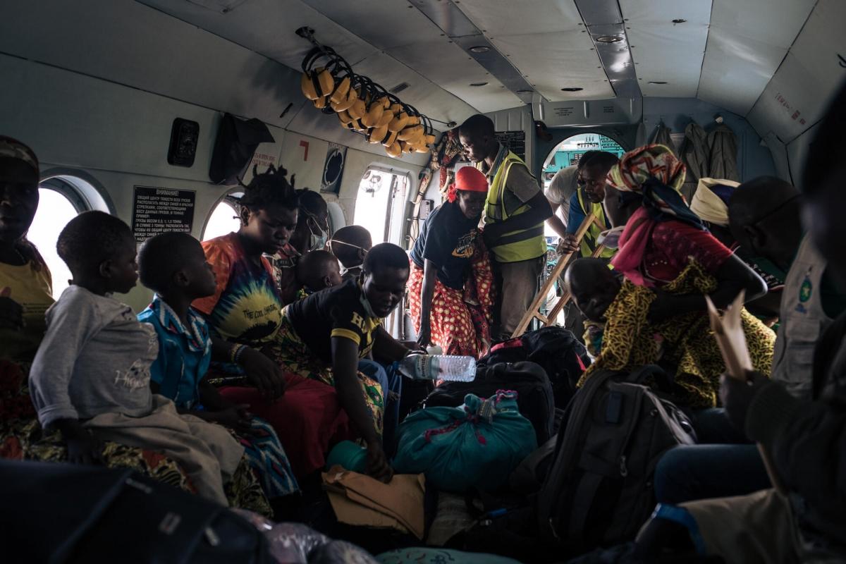 Des patients et leurs familles à l'intérieur de l'hélicoptère de l'ONU utilisé par MSF pour transférer les malades entre Rhoe et l'hôpital de Bunia. Depuis que les attaques de Drodro en novembre ont forcé les gens à fuir et les équipes à abandonner l'hôpital général de référence, l'hélicoptère est le seul moyen d'approvisionnement du camp de Rhoe.
 © Alexis Huguet