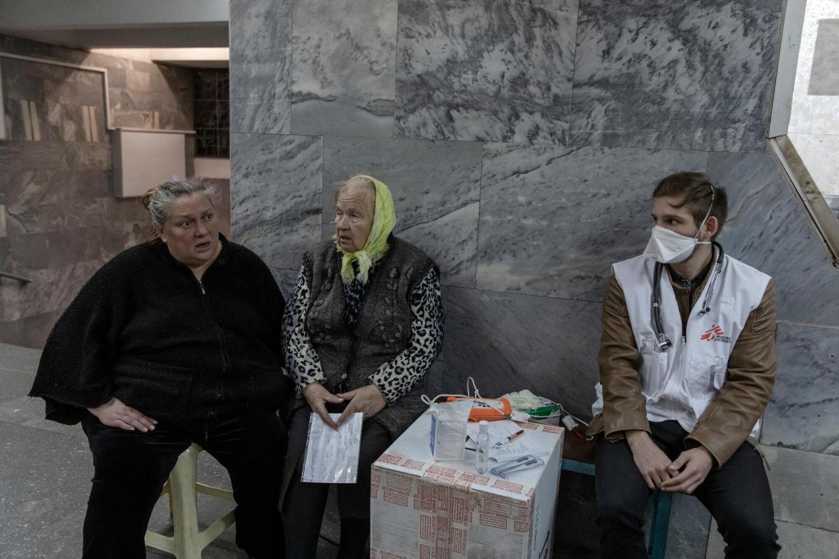 Une dame âgée attend d'être reçue en consultation dans une clinique mobile MSF installée dans le métro de Kharkiv. 11 avril 2022. Ukraine. 
 © Adrienne Surprenant/MYOP