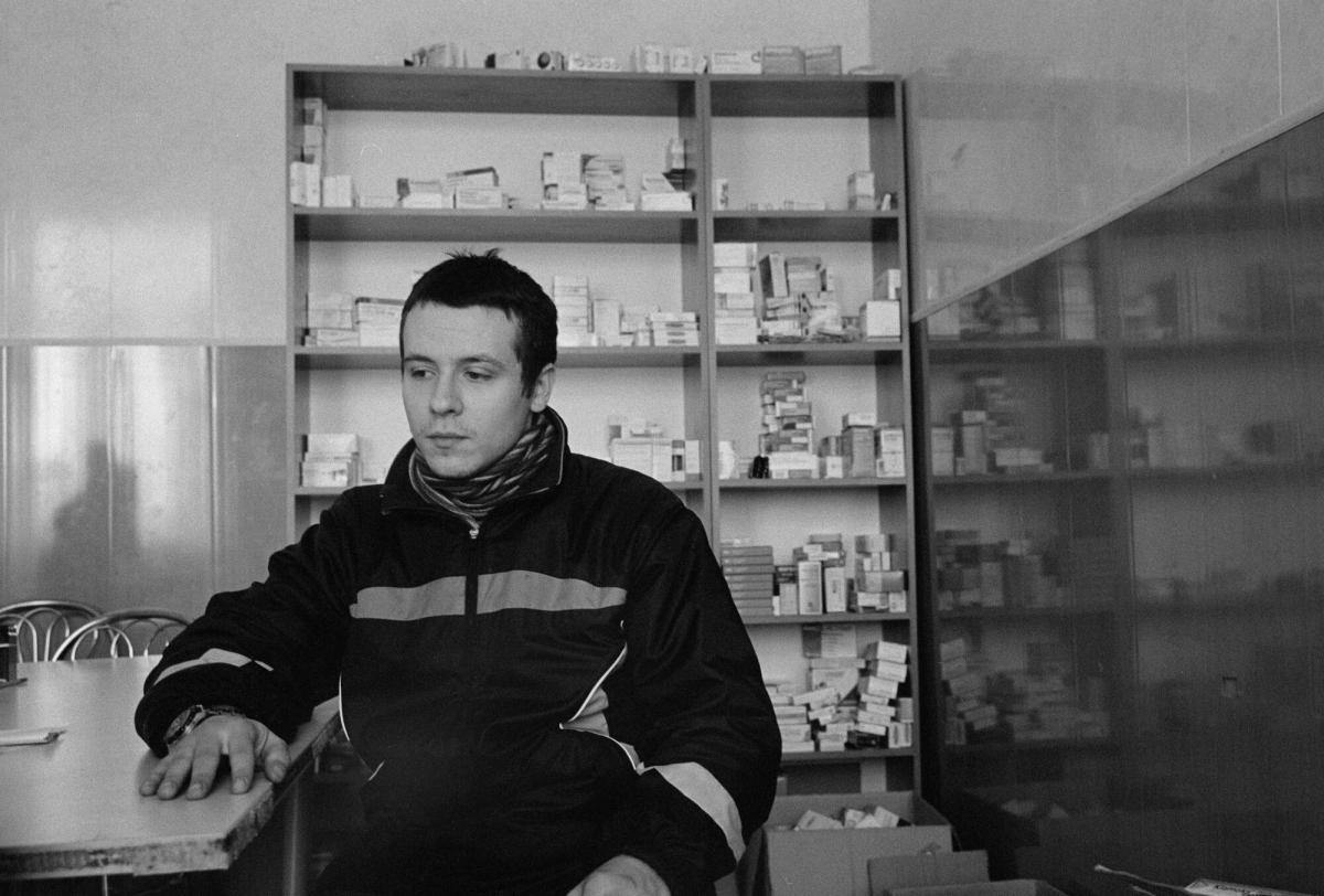 Le docteur Svyatoslav Adamenko a grandi à Hostomel. Lorsque la région était occupée, il travaillait à Bucha, une ville voisine. Après le retrait des forces russes, il est retourné dans la ville pour fournir des soins médicaux.
 © Alexander Glyadyelov