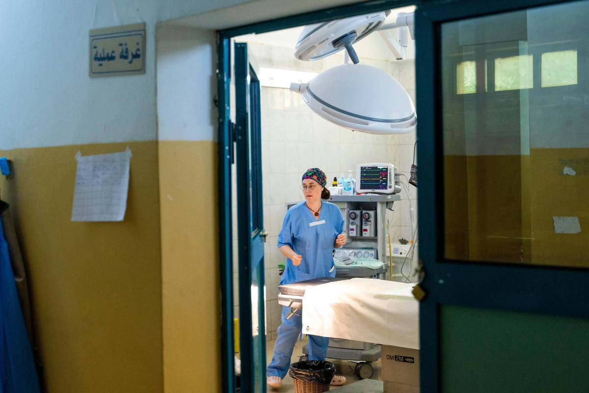 Une anesthésiste MSF prépare la salle d'opération de l'hôpital de Bashair à Khartoum. Soudan. Mai 2023.
© Ala Kheir