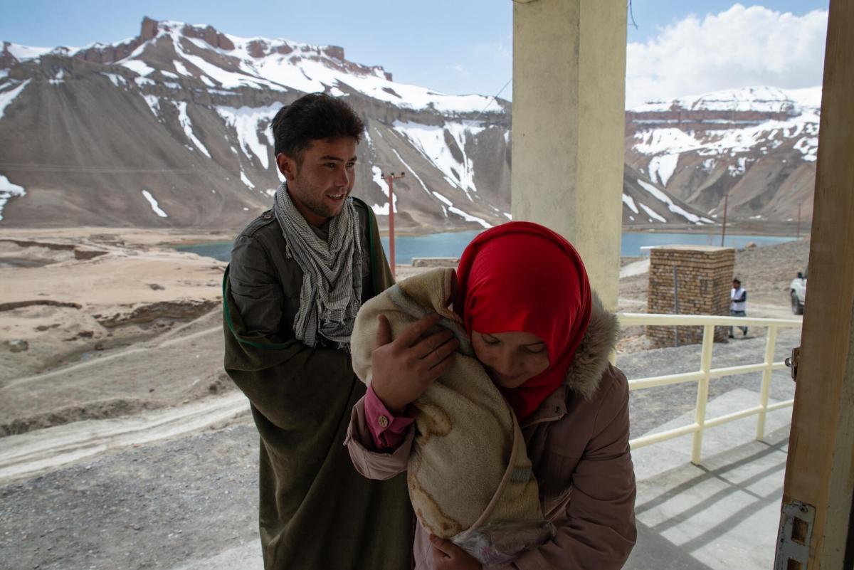 Naqiba, âgée de 19 ans, entre dans le centre de santé de Band-e-Amir soutenu par MSF. Sa fille Sakina, âgée de 10 jours, va pouvoir bénéficier d'une consultation médicale. Afghanistan. 2023.
 © Nava Jamshidi