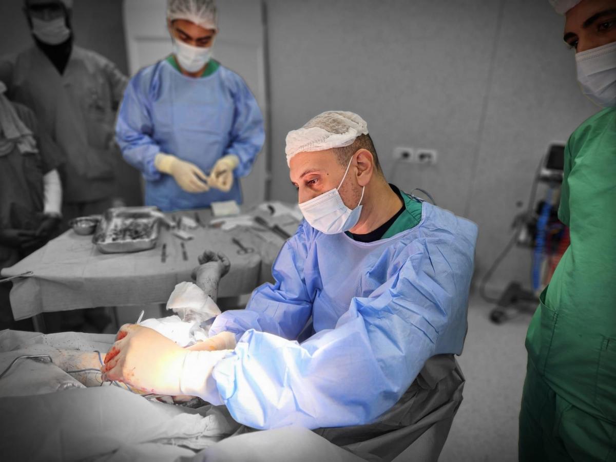 À l'hôpital Nasser, dans le sud de Gaza, Médecins Sans Frontières soutient les activités chirurgicales d'urgence pour les traumatismes et les brûlures. 
 © MSF