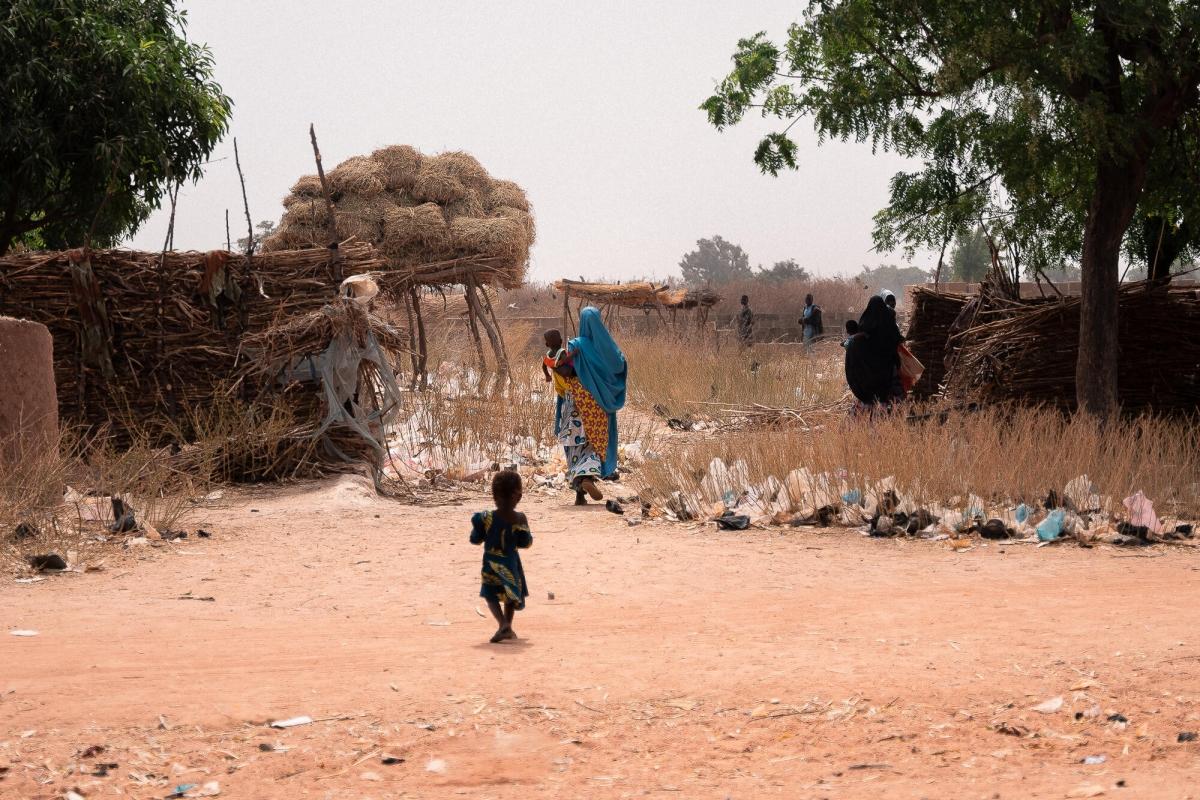 Village de Maishaika, État de Kebbi, où l'équipe de promotion de la santé de MSF a organisé une démonstration de la recette du Tom Brown, le 31 janvier 2024.
 © Georg Gassauer/MSF