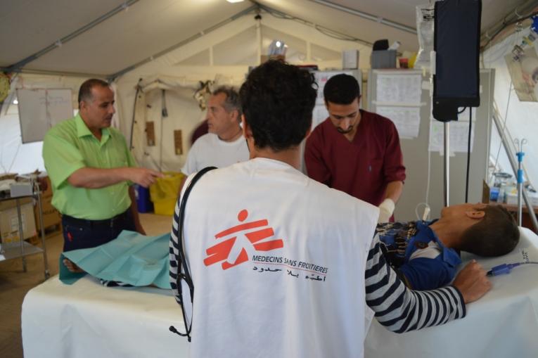 Traitement d'un patient dans l'hôpital de traumatologie sur le terrain de MSF, à Hammam al-Alil, au sud de Mossoul. Avril 2017. 
 © Francois Dumont/MSF