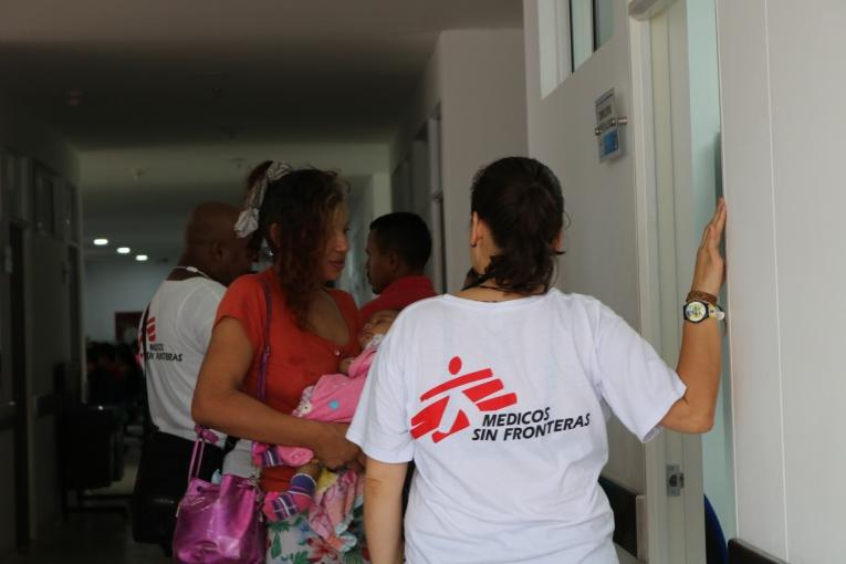 Dans les cliniques soutenues par MSF en Colombie, les équipes dispensent des soins de santé primaire pour les enfants et les adultes, de santé mentale, sexuelle et reproductive, y compris des soins prénataux et postnataux.
 © Esteban Montaño/MSF