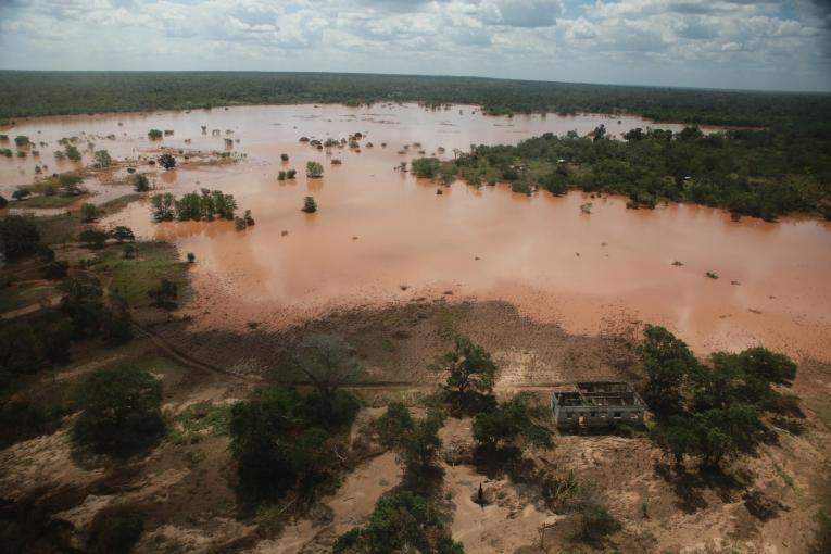 La rivière à proximité de Tica est sortie de son lit et les eaux sont boueuses. Mozambique. 2019.
 
 © Mohammad Ghannam/MSF